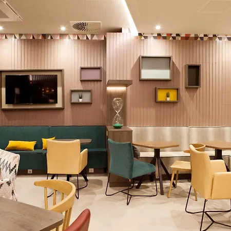 Отель Hampton By Hilton 3*